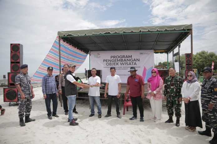 Secara simbolis penyerahan bantuan tahap I dilakukan oleh Manager Komunikasi dan TJSL PLN UID Sumatera Utara Yasmir Lukman kepada perwakilan kelompok sadar wisata Pantai Merdeka di Desa Bagan Kuala, Kecamatan Tanjung Beringin, Kabupaten Serdang Bedagai, Sumatera Utara, Sabtu (30/12).