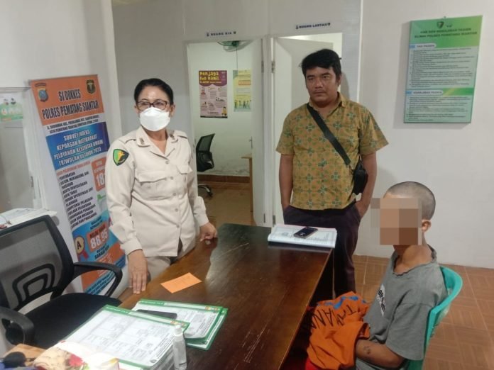 POLSEK SIANTAR MARTOBA SERAHLKAN TAHAP II PERKARA PENCURIAN BESI PENTOL REL KERETA API