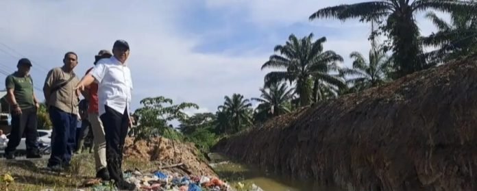 PTPN 4 Tanah Itam Ulu Langgar Kesepakatan, Bupati Zahir Tinjau Galian Parit