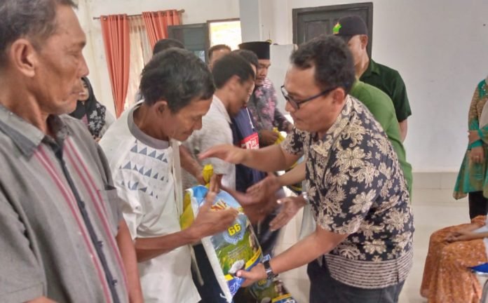 PTPN IV melalui Management Kebun Panai Jaya Salurkan Sembako Program Jumat Berkah  Ke Desa Sei Rakyat