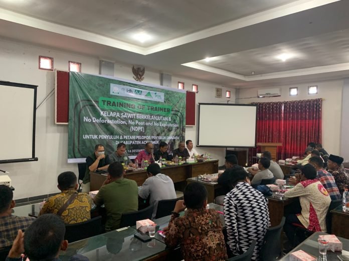 SUASANA Training of Trainer Kelapa Sawit Berkelanjutan & Sosialisasi NDPE untuk 45 Tenaga Penyuluh & Petani Pelopor/Penyuluh Swadaya Kabupaten Aceh Timur di Idi, Kamis (14/12). Waspada/Ist.