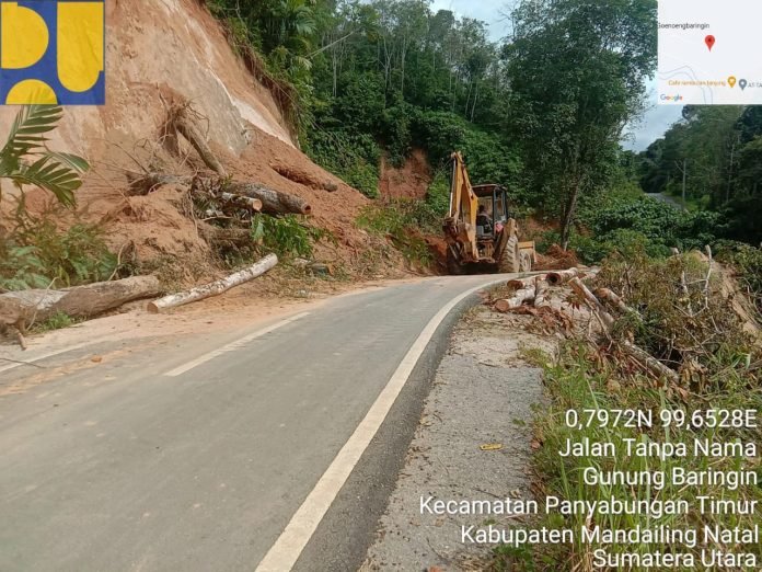 PUPR Bersihkan Longsor Panyabungan Timur, Kadis: Oprit Jembatan Diperbaiki