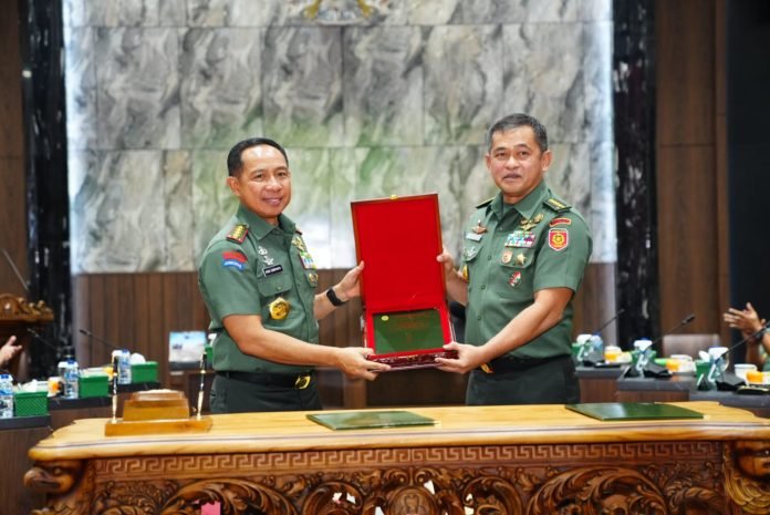Panglima TNI Jenderal TNI Agus Subiyanto Serah Terimakan Risalah Kasad