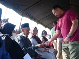 Panglima TNI Peduli Sosial, Bagikan 2.000 Paket Sembako Panglima TNI Peduli Sosial, Bagikan 2.000 Paket Sembako