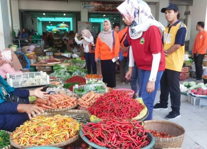 Pantau Harga Bahan Pokok, Kadisdag NTB Turun Langsung ke Pasar Renteng