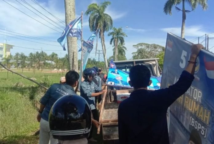 Panwaslu Mempawah Hilir Bersama Tim Gabungan Lakukan Penertiban APK