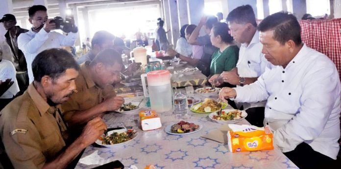 Bupati Simalungun bersama Chrismes Haloho dan perangkat nagori Pamatang Raya nakan pecal di salah satu warung saat meninjau Pasar Pamatang Raya. ( Nawasenanews/ Ist)