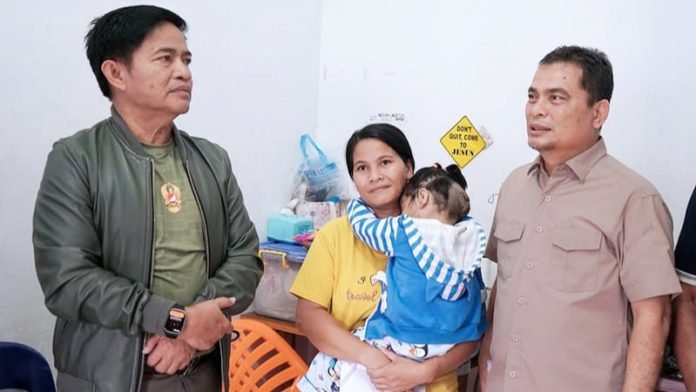 Pj.Gubsu Hassanudin menjenguk Balita Mesrida Waruru (3,6), anak nelayan asal Nias Utara, usai menjalani operasi benjolan di kepala belakang. (Foto Ist)