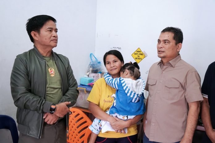 Pascaoperasi Benjolan di Kepala, *Pj Gubernur Sumut Jenguk Balita Mesrida Waruwu dari Nias*