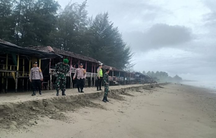 Patroli Pos Pengamanan Operasi Lilin Seulawah 2023 di Pantai Wisata Islami Kuthang Trienggadeng Pidie Jaya