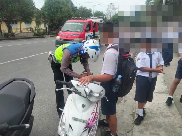 Pelajar Ditilang Satlantas Pematang Siantar Karena Tidak Menggunakan Helm