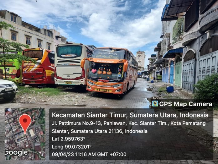 Pembuatan Batas Jalur Parkir Hunian Di Hadang Paradep