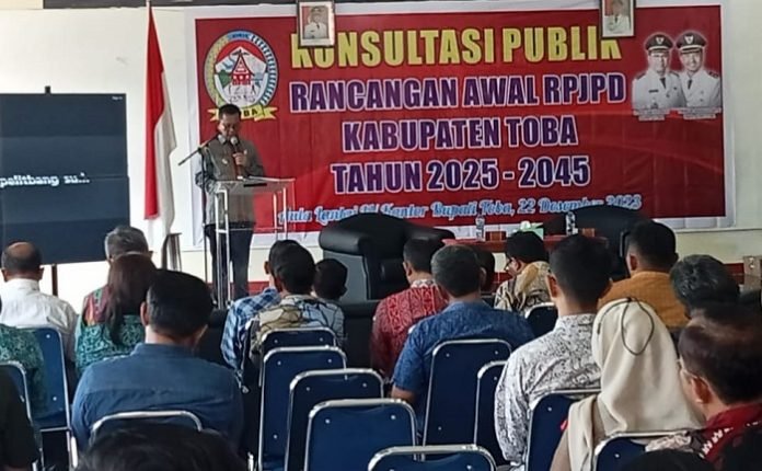 BUPATI Toba, Poltak Sitorus saat menyampaikan sambutan pada kegiatan konsultasi publik rancangan awal  RPJPD Toba. Waspada/Ist