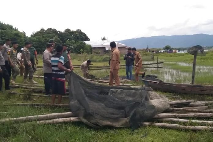 Penertipan KJA (Keramba Jaring Apung) di Danau Toba Sumatera Utara.