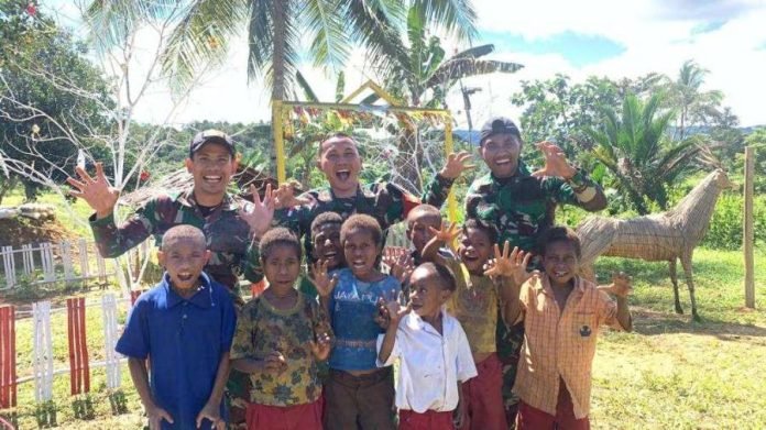 Penuh Kasih Satgas Yonif 310/KK, Tebarkan Kandang Natal di Perbatasan