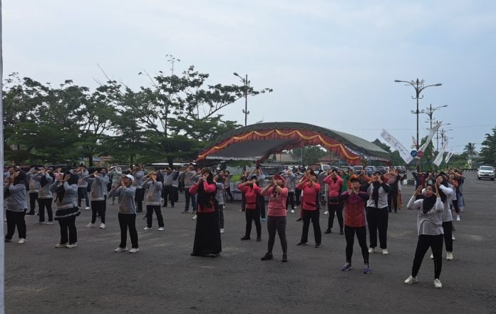 Peringati Hari Ibu Ke-95, Pengurus Cabang Bhayangkari Pulang Pisau Ikuti Senam Bersama Perwosi