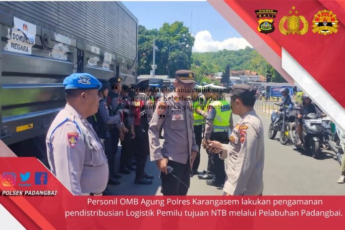 Personil OMB Agung Polres Karangasem lakukan pengamanan pendistribusian Logistik Pemilu tujuan NTB melalui Pelabuhan Padangbai.