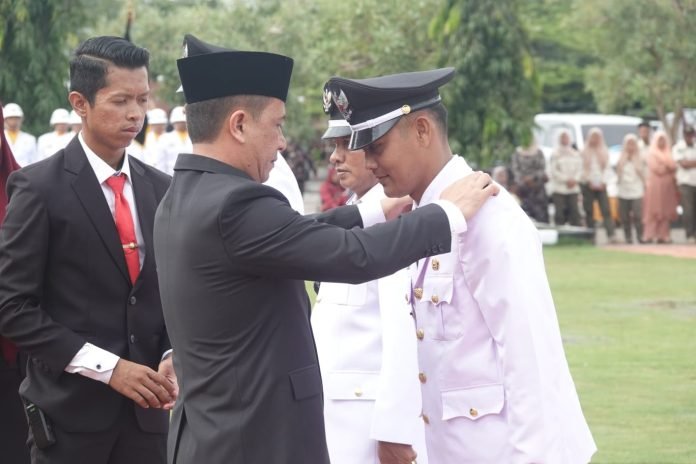 Teks : PJ Bupati Paluta Patuan Rahmat Syukur P Hasibuan SSTP MM.Melantik Kepala Desa Terpilih tahun 2023.