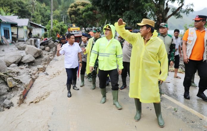 Pj Gubernur Sumut Tinjau Korban Banjir Bandang di Humbahas, 11 Korban Hilang Masih Dalam Pencarian