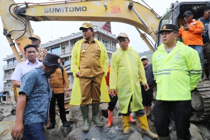 Pj Gubernur Sumut Tinjau Korban Banjir Bandang di Humbahas