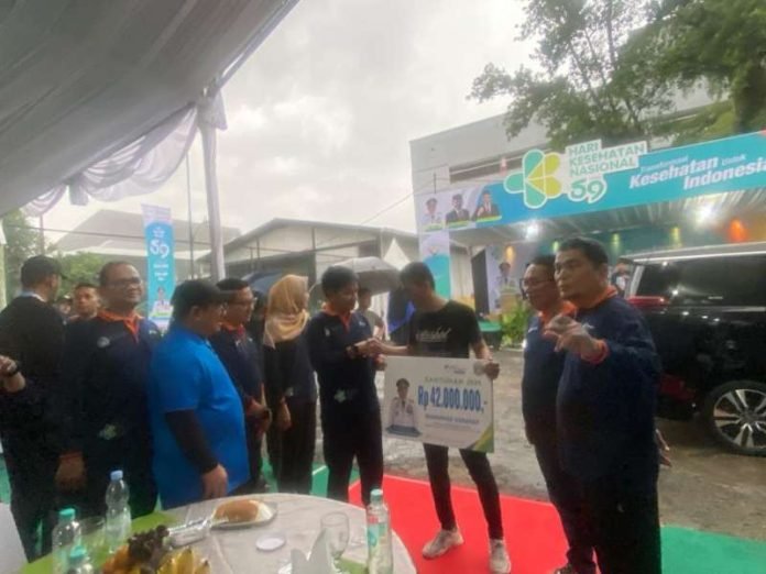 Pj Gubsu Serahkan Klaim Kematian Jamsostek Bagi Pekerja Rentan Penerima Bantuan Iuran Pemprovsu