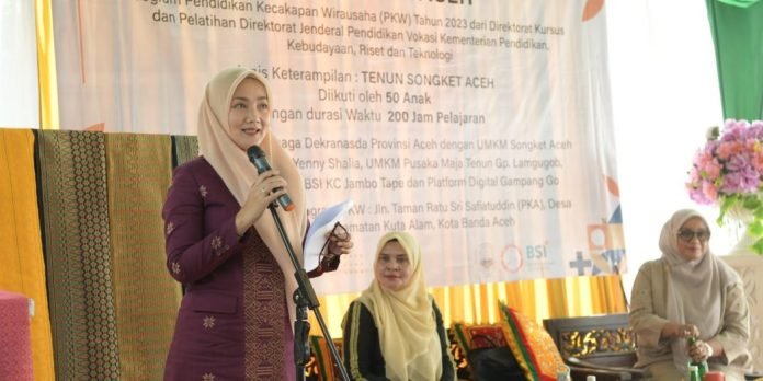 Pj Ketua Dekranasda Aceh Tutup Pelatihan Tenun Songket