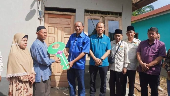 Plt Bupati Langkat Serahkan Kunci Bedah Rumah Baznas ke Warga Gebang