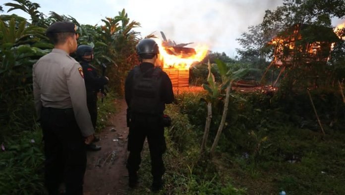 Polda Sumut Bakar 7 Gubuk Judi-Narkoba di Sibolangit, 17 Orang Ditangkap