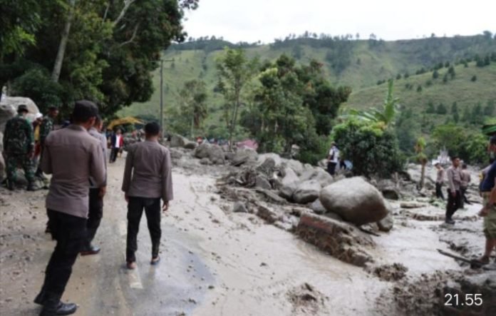 Polda Sumut Kerahkan Personel Bantu Evakuasi Korban Bencana Longsor di Humbahas