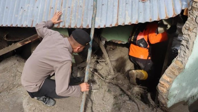 Polda Sumut Turunkan Ratusan Personel Cari Korban Longsor di Humbahas