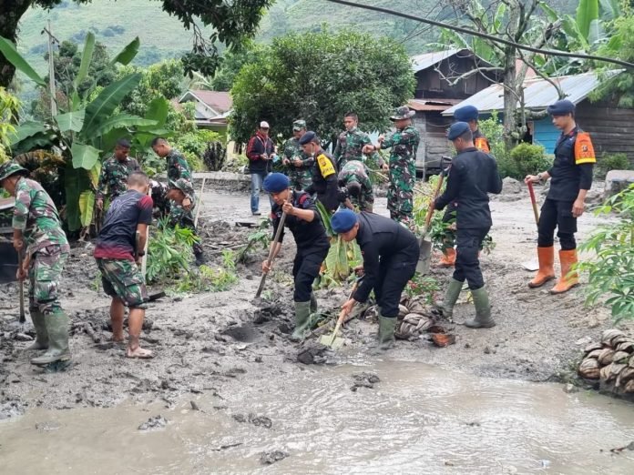 Polisi Bantu Warga Bersihkan Rumah Terdampak Longsor di Humbahas