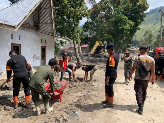 Polisi Bersihkan Rumah Warga Terdampak Bencana Longsor di Humbahas
