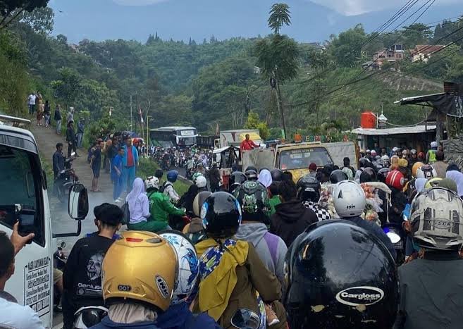 Polisi Larang Bus dan Truk Lewat Jalur Puncak Cianjur saat Libur Nataru