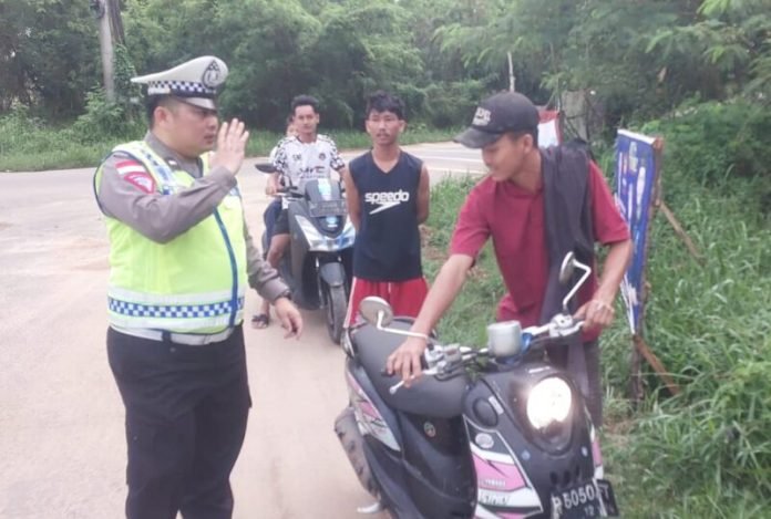 Polres Bintan Turunkan Personil Dipagi Hari Atur Lalulintas Agar Tetap Lancar.