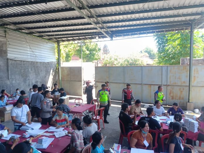 Polres Gianyar Melalui Ops Mantap Brata Agung Amankan Pelipatan Surat Suara Oleh KPU Gianyar