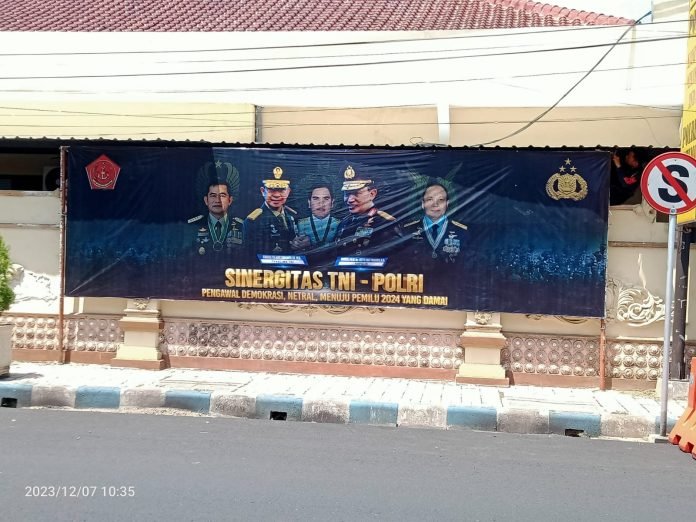 Polres Pamekasan Bersama Kodim 0826, Melakukan Pemasangan Baliho Sinergitas TNI-POLRI Menuju Pemilu Damai