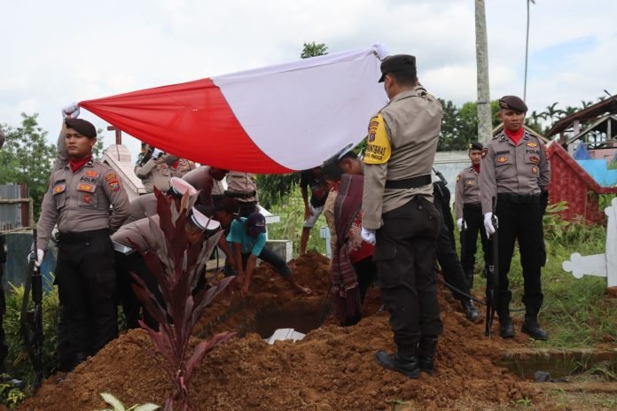 Polres pematang siantar gelar upacara pemakaman personil polsek kramat jati