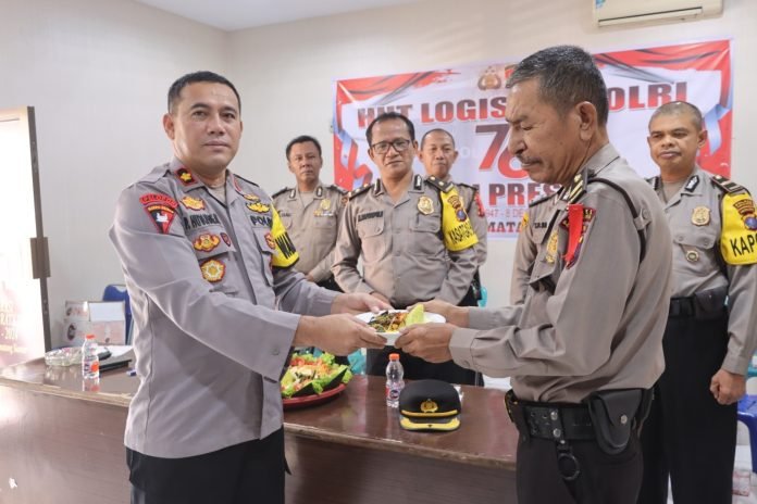 Polres Pematang Siantar Memotong Nasi Tumpeng Rayakan HUT Logistik Polri Ke 76