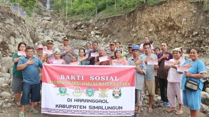 Polres Simalungun Salurkan Baksos Akabri Sumut Kepada Korban Banjir Bandang Haranggaol