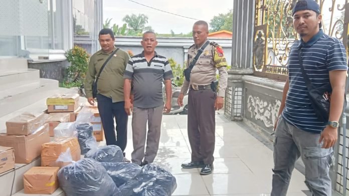 Polres Tanjung Balai Pengamanan Pendistribusian Logistik Pemilu 2024 di Gudang KPU