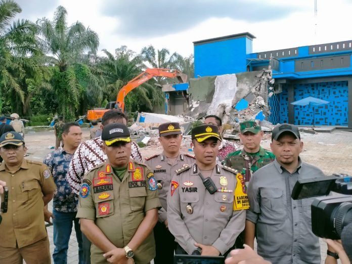 Polrestabes Medan dan Pemkab Deliserdang Robohkan Diskotik Sky Garden