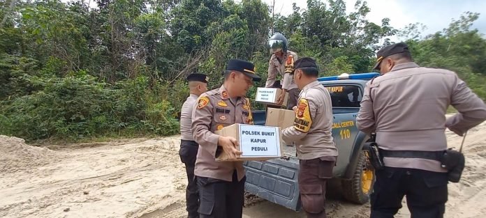 Polsek Bukit Kapur Memberikan Bantuan Berupa Paket Sembako Kepada Masyarakat