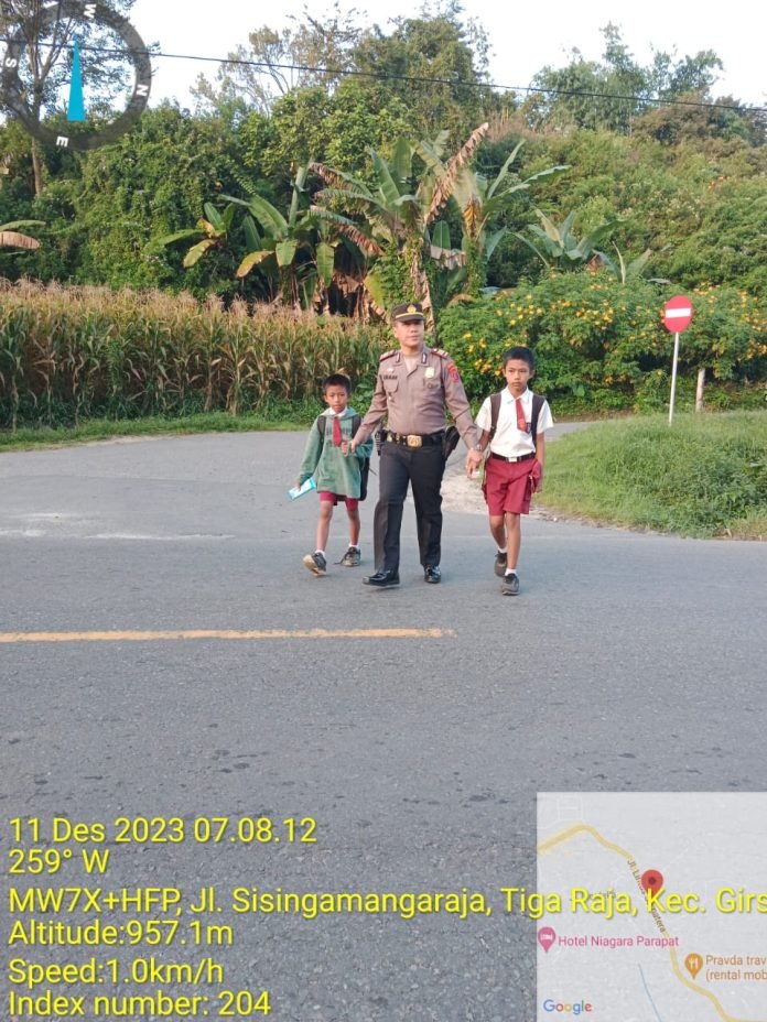 Polsek parapat pengamanan lalu lintas pagi hari, pelajar berangkat sekolah lancar