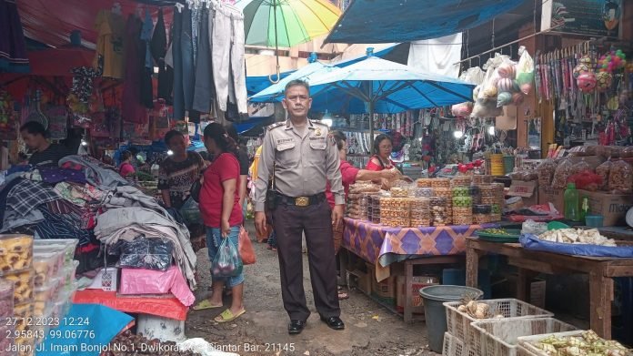 Polsek siantar barat patroli dialogis sampaikan pesan kamtibmas ke pedagang pasar horas
