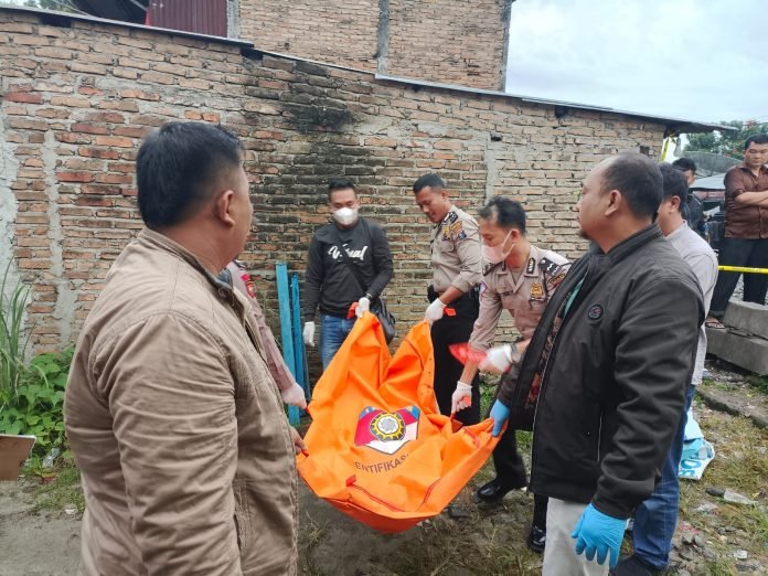 Polsek siantar martoba evakuasi buliker manurung korban tewas ditabrak kereta api barang