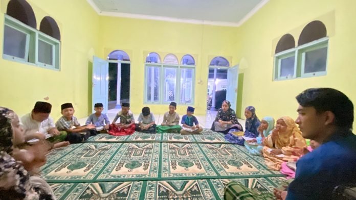 Program Keagamaan Mengajar Ngaji Kelompok 11 Mahasiswa KNKT UTM di Desa Kambingan Timur