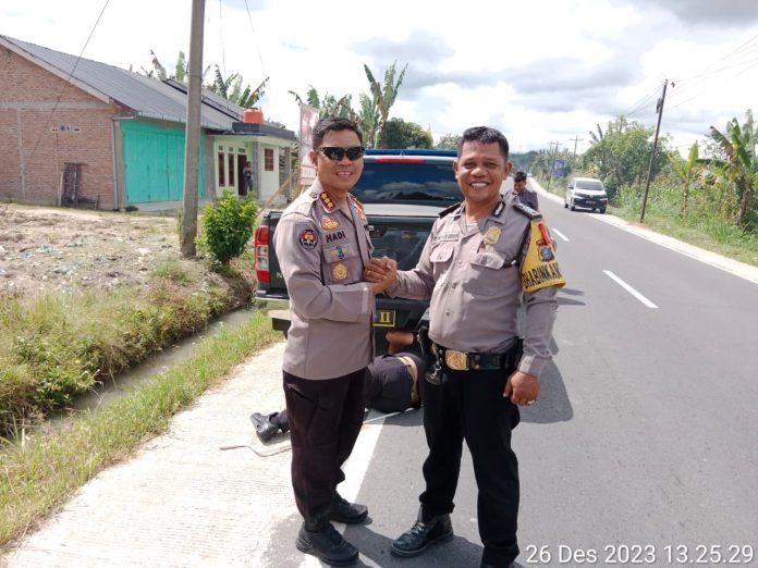 Quick Response Bhabinkamtibmas Panei Sigap Bantu Perbaiki Ban Pecah Mobil Dinas Kombes Pol Hadi