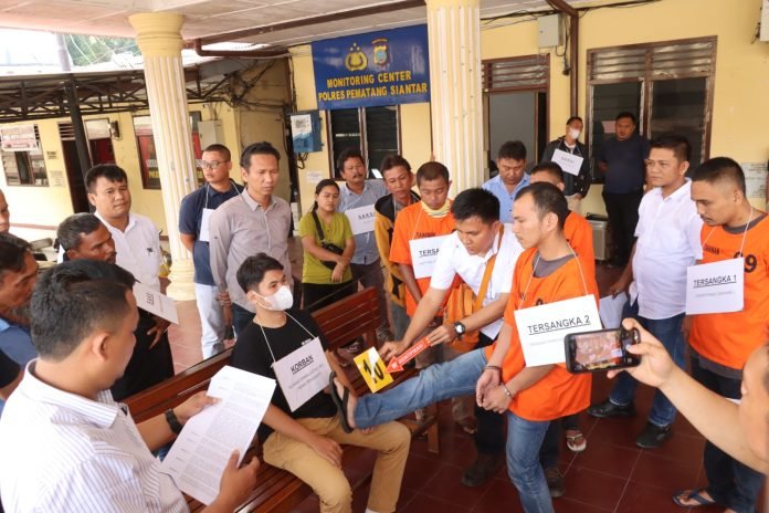 REKONSTRUKSI KASUS PEMBUNUHAN SECARA BERSAMA SAMA SATRESKRIM POLRES PEMATANG SIANTAR PERAGAKAN 25 ADEGAN