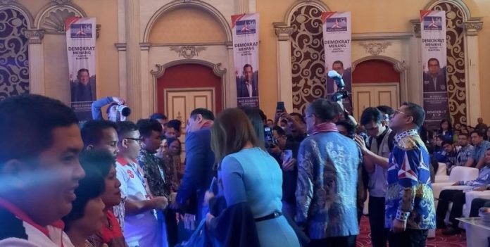 Ratusan Penyandang Disabilitas dan Tuna Netra, Terima Bingkisan Natal dari Partai Demokrat