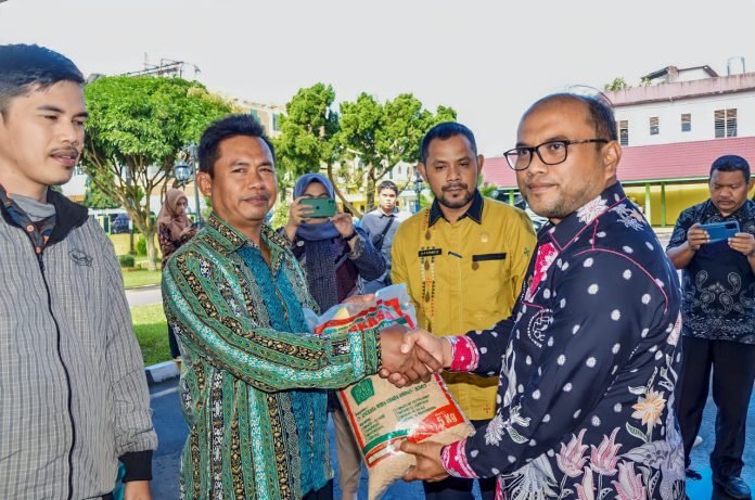 Ratusan Petani di Padangsidimpuan Terima Bantuan Bibit Padi Gemas El-Nino